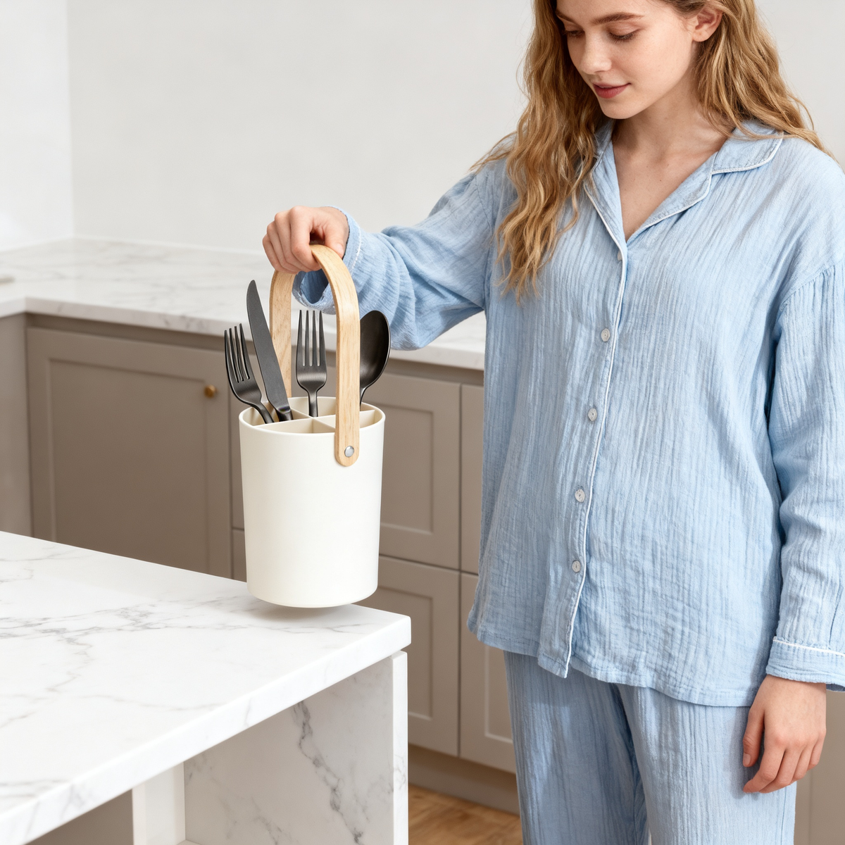 🪵 Bring Natural Warmth Into Your Kitchen — Premium Wooden Handle Utensil Holder Designed for a Cleaner & More Beautiful Countertop